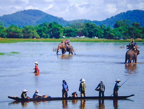 1410 Ghe Tham Ho Lak Vien Ngoc Giua Dai Ngan Tay Nguyen