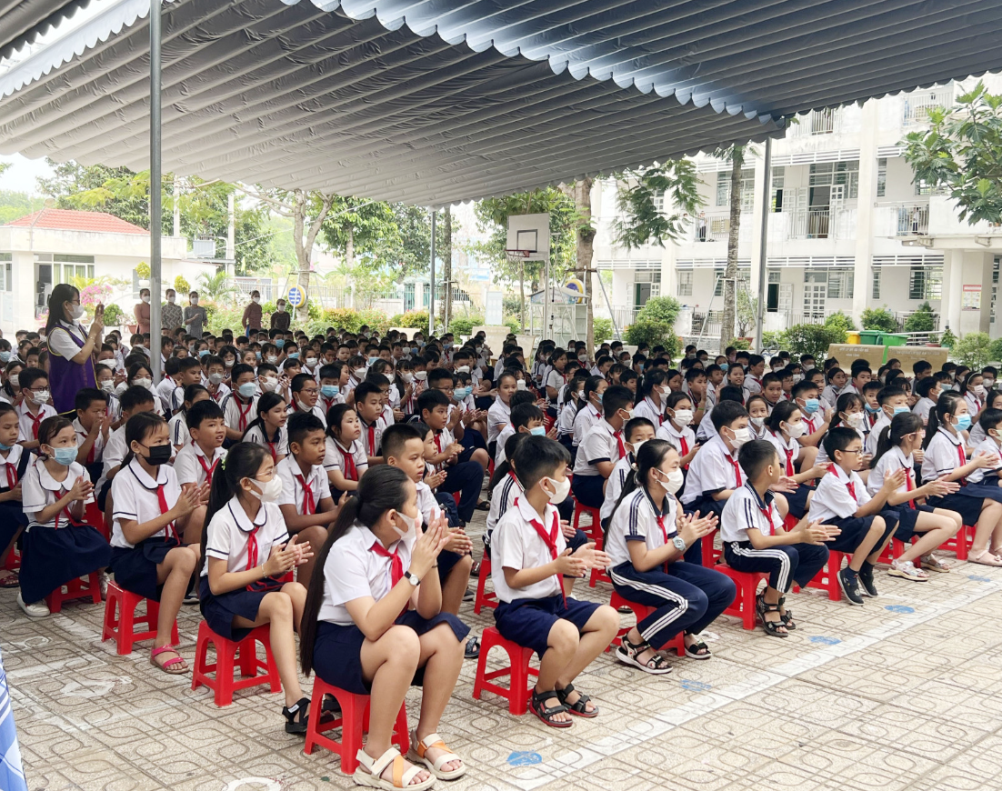 Bình Dương: Trao tặng công trình "Mái che sân trường" cho Trường Tiểu học Phú Tân