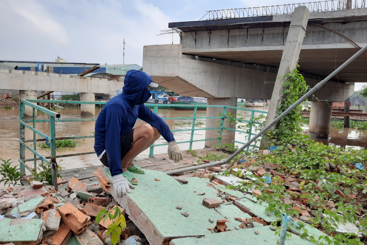 Đồng Tháp: Người cao tuổi bức xúc chuyện xây cầu gây nứt nhà dân