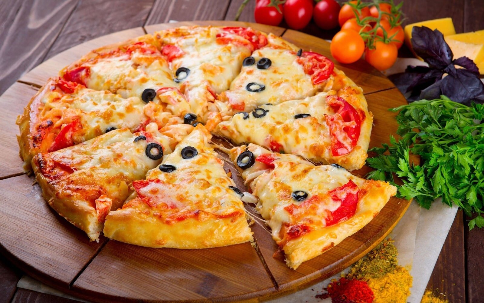 Cách làm bánh pizza bằng lò nướng ngon chuẩn nhà hàng | websosanh.vn