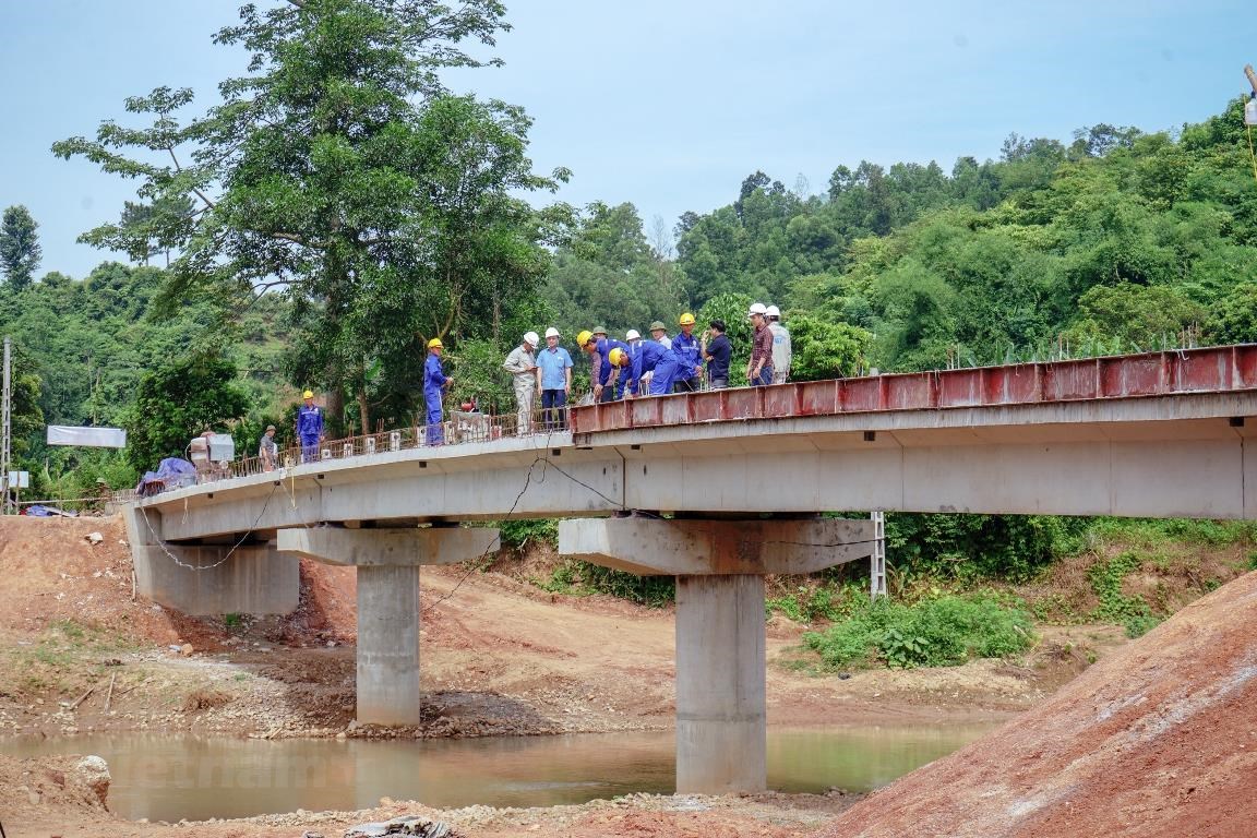 Xây cầu treo dân sinh: Người dân bớt nỗi sợ 'hà bá' cướp mạng người | Giao  thông | Vietnam+ (VietnamPlus)